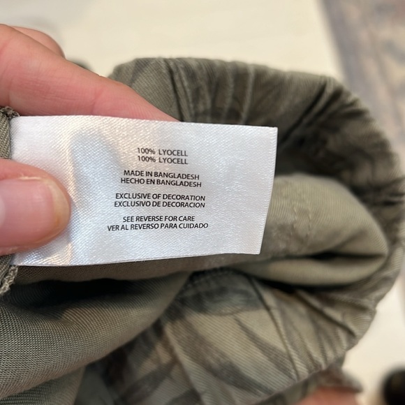 GAP sage green Shorts with Drawstring Waist size medium. - Picture 8 of 8